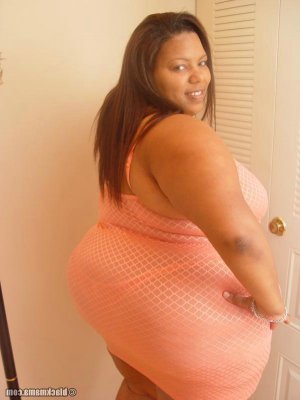 Candy escorts in Englewood